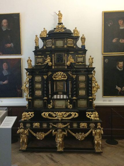 Schloss ob Ellwangen, Goldbesetztes Möbelstück