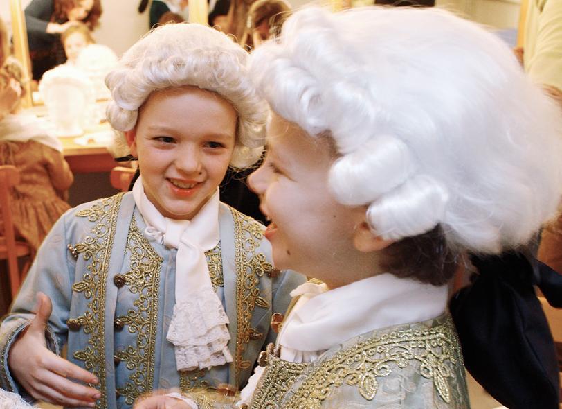 Kostümierte Kinder im Schloss, Foto: Staatliche Schlösser und Gärten Baden-Württemberg, Michael Fuchs