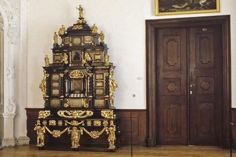 Augsburger Kabinettschrank im Jagdzimmer von Schloss ob Ellwangen