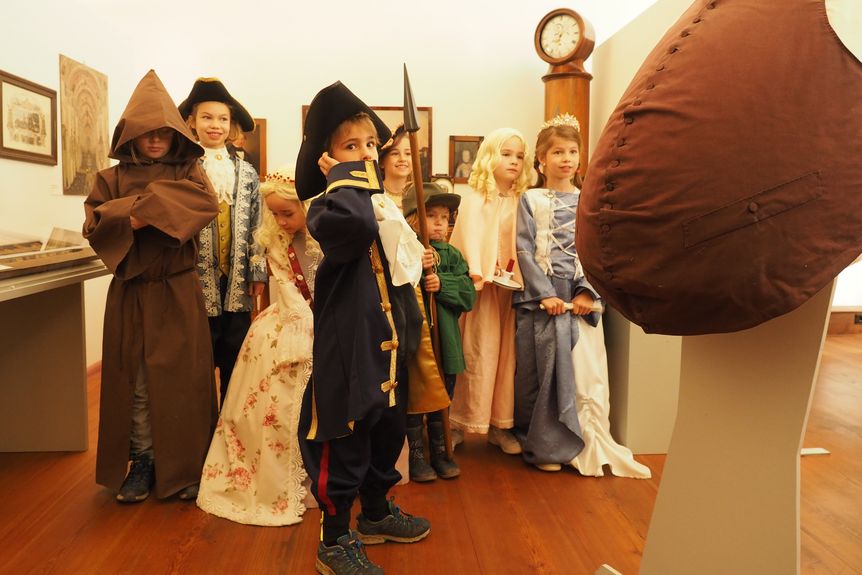 Schloss ob Ellwangen, Besucher, Kinder im Kostüm