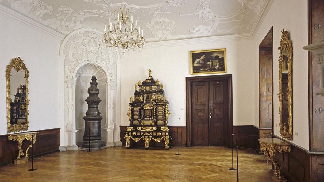 Augsburger Kabinettschrank im Jagdzimmer von Schloss ob Ellwangen