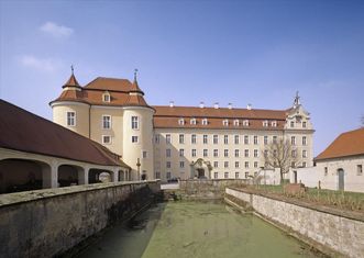 Ostflügel von Schloss ob Ellwangen mit Vorschlösschen (links)
