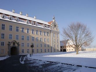 Schloss ob Ellwangen, Außenansicht im Winter mit Schnee
