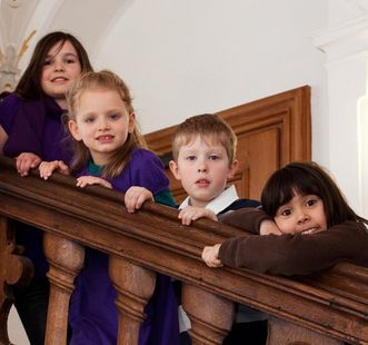 Kinder an einer Schlosstreppe