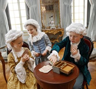 Kinder spielen Karten